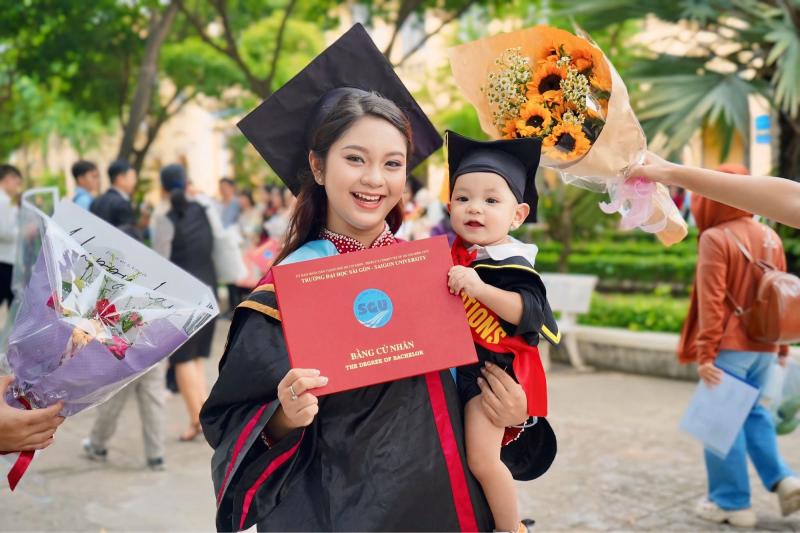 Sinh viên tốt nghiệp bế con: Hành trình khắc ghi dấu ấn của mẹ và bé - Ảnh 1. Sinh viên tốt nghiệp bế con: Hành trình khắc ghi dấu ấn của mẹ và bé - Ảnh 1.