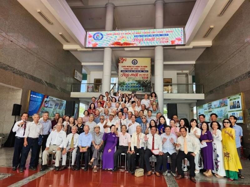 Chiếc phù hiệu đặc biệt trên áo những cụ ông cụ bà 90 tuổi - Ảnh 6.