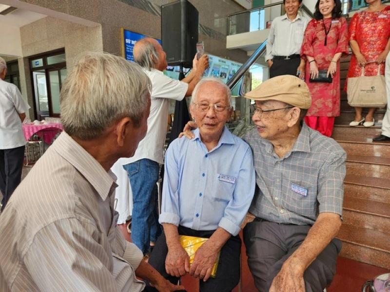 Chiếc phù hiệu đặc biệt trên áo những cụ ông cụ bà 90 tuổi - Ảnh 1.