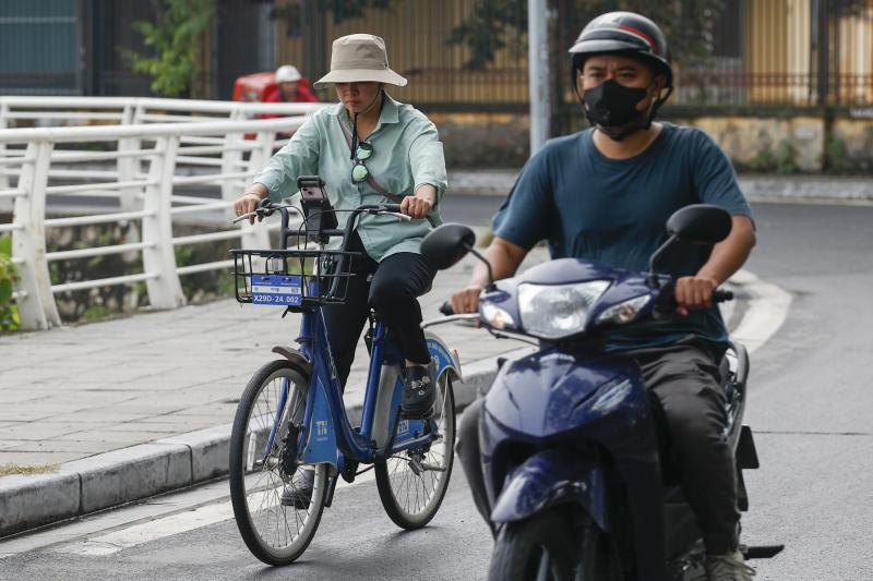 Phương tiện công cộng Hà Nội: 'Đa dạng nhưng chưa tiện'- Ảnh 13. Phương tiện công cộng Hà Nội: 'Đa dạng nhưng chưa tiện'- Ảnh 13.