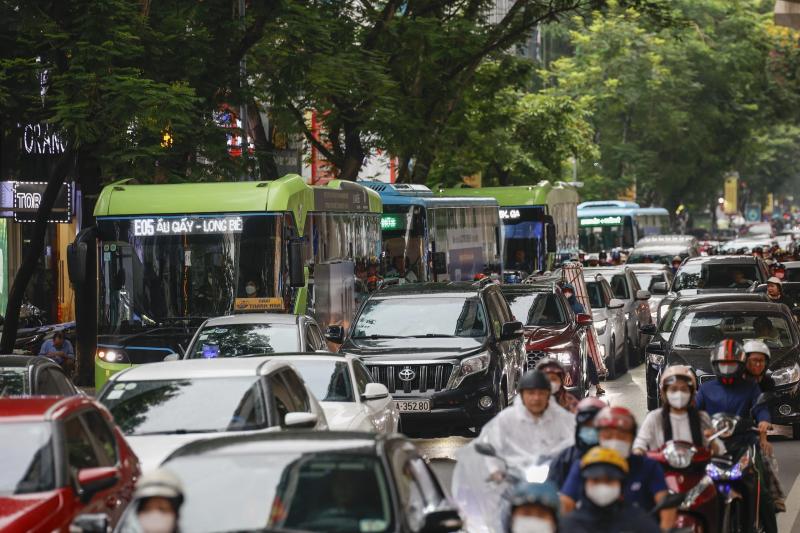 Phương tiện công cộng Hà Nội: 'Đa dạng nhưng chưa tiện'- Ảnh 7. Phương tiện công cộng Hà Nội: 'Đa dạng nhưng chưa tiện'- Ảnh 7.