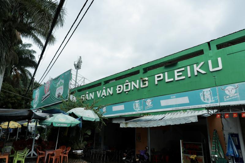 Sân Pleiku trải cỏ mới đẹp long lanh: HAGL sẽ chơi thứ bóng đá tốc độ cuốn hút- Ảnh 3. Sân Pleiku trải cỏ mới đẹp long lanh: HAGL sẽ chơi thứ bóng đá tốc độ cuốn hút- Ảnh 3.