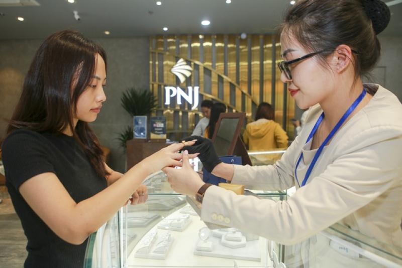 PNJ đạt doanh thu 17.218 tỉ đồng 6 tháng đầu năm - Ảnh 1.