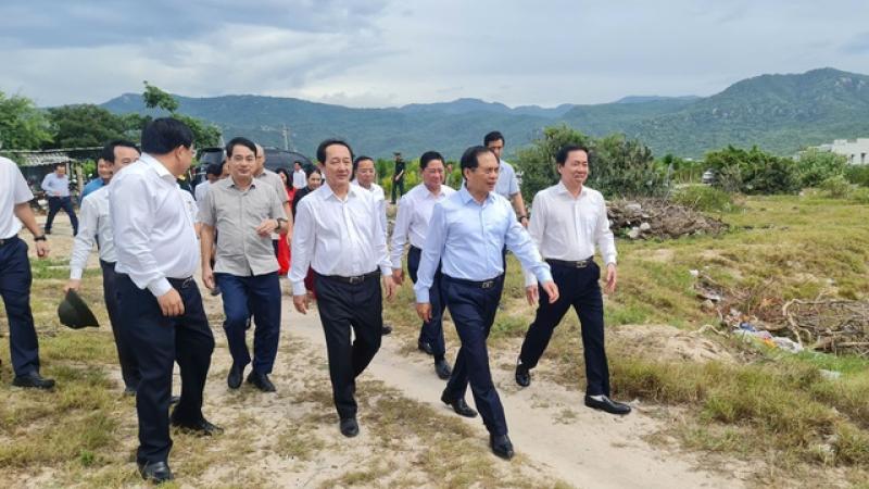 Phó thủ tướng Bùi Thanh Sơn kiểm tra địa điểm quy hoạch Nhà máy điện hạt nhân Ninh Thuận- Ảnh 2. Phó thủ tướng Bùi Thanh Sơn kiểm tra địa điểm quy hoạch Nhà máy điện hạt nhân Ninh Thuận- Ảnh 2.