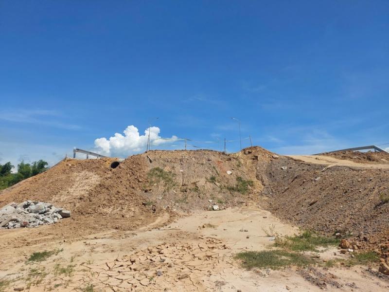 Cầu xây xong, đường chưa nối: Người dân sốt ruột chờ thông tuyến- Ảnh 4. Cầu xây xong, đường chưa nối: Người dân sốt ruột chờ thông tuyến- Ảnh 4.