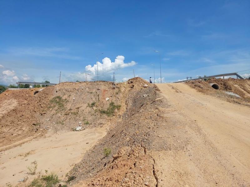Cầu xây xong, đường chưa nối: Người dân sốt ruột chờ thông tuyến- Ảnh 3. Cầu xây xong, đường chưa nối: Người dân sốt ruột chờ thông tuyến- Ảnh 3.
