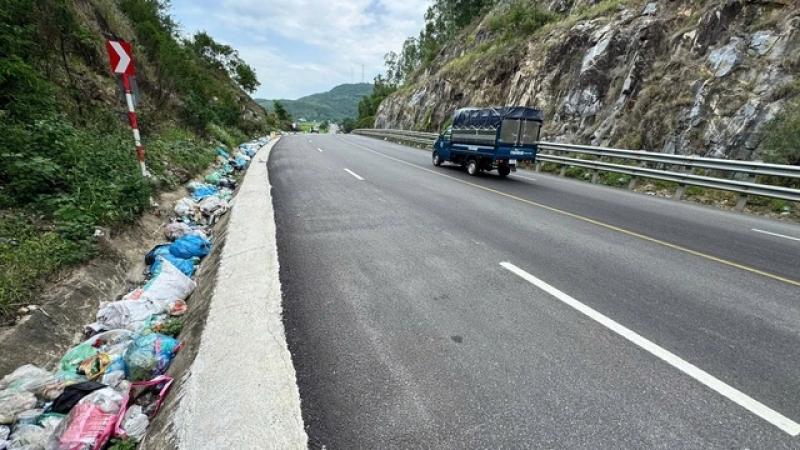 Quảng Ngãi: Rác thải bủa vây đường tránh qua Sa Huỳnh, ô nhiễm kéo dài nhiều tháng - Ảnh 1.