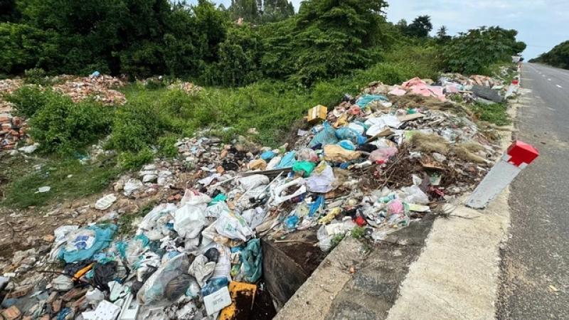 Quảng Ngãi: Rác thải bủa vây đường tránh qua Sa Huỳnh, ô nhiễm kéo dài nhiều tháng - Ảnh 2.