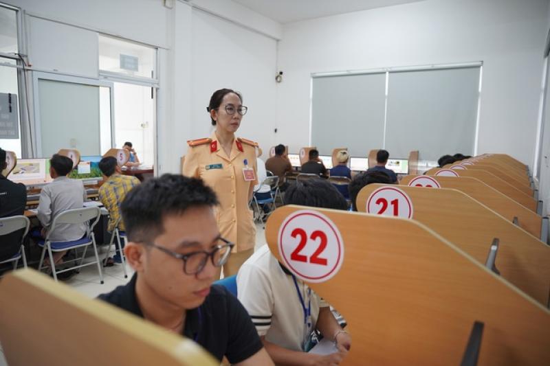 CSGT TP.HCM tăng ca tổ chức thi sát hạch bằng lái xe đến 21 giờ mỗi ngày- Ảnh 2. CSGT TP.HCM tăng ca tổ chức thi sát hạch bằng lái xe đến 21 giờ mỗi ngày- Ảnh 2.