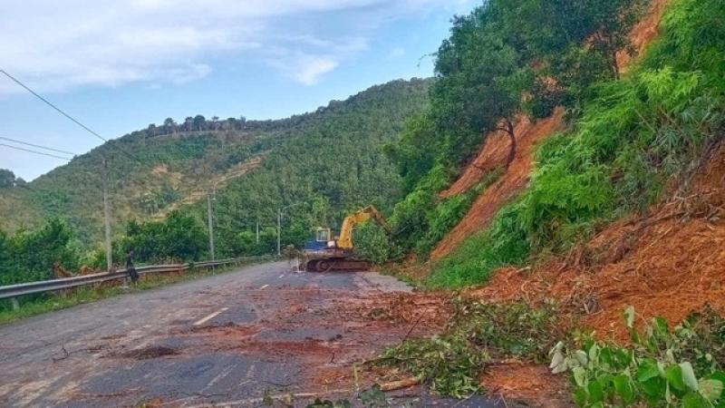 Khắc phục sạt lở trên đường ĐT.755B, kết nối tỉnh Đồng Nai và Lâm Đồng - Ảnh 1.