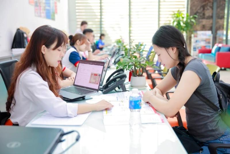 Chênh lệch điểm chuẩn giữa học bạ và điểm THPT tại các trường ra sao? - Ảnh 1.