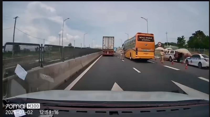 CSGT có được dừng xe trên cao tốc để xử lý vi phạm? - Ảnh 1.