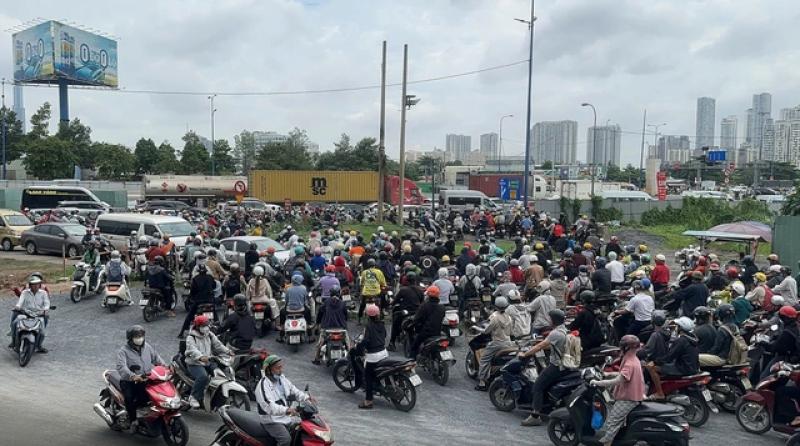 Nút giao An Phú liên tục ùn ứ: CSGT hướng dẫn cách vào cao tốc Long Thành - Ảnh 1.