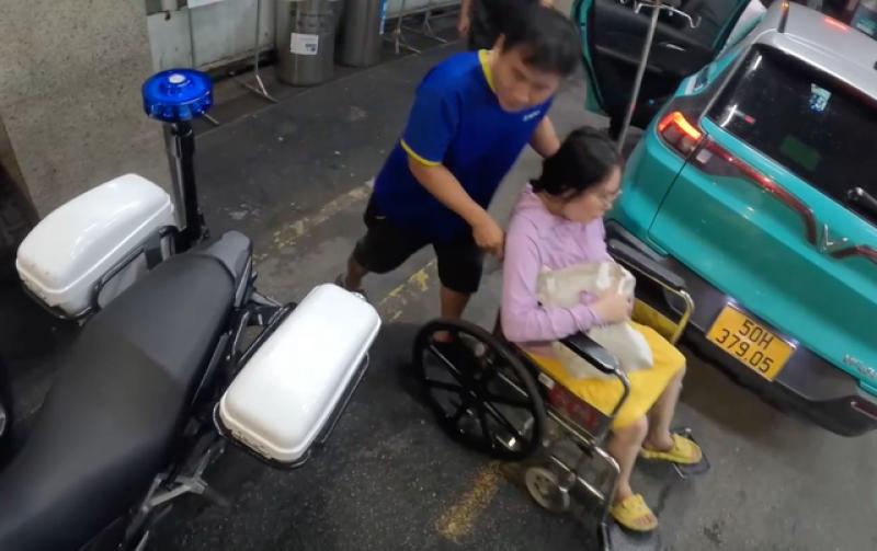 CSGT TP.HCM mở đường đưa thai phụ sắp sinh đến viện, tài xế không bị phạt nguội - Ảnh 2.