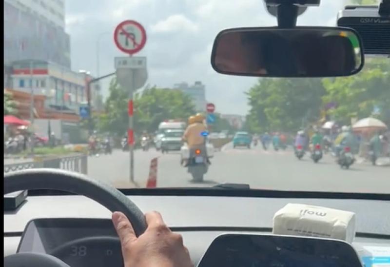 CSGT mở đường đưa em bé cấp cứu, phản ứng của người đi đường gây xúc động - Ảnh 1.