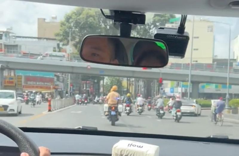 CSGT mở đường đưa em bé cấp cứu, phản ứng của người đi đường gây xúc động - Ảnh 2.