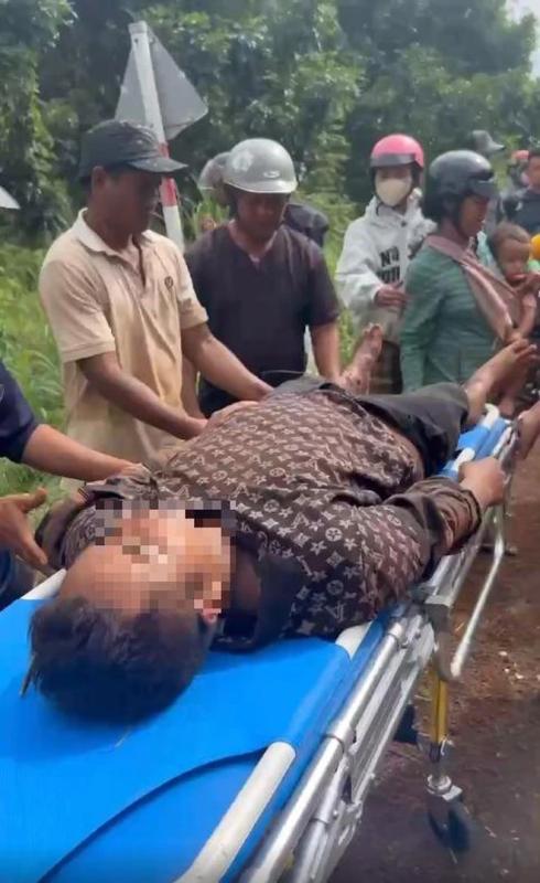 Đồng Nai: Tìm thấy thanh niên 'mất tích' 3 ngày nằm bất tỉnh trong bụi cây- Ảnh 2. Đồng Nai: Tìm thấy thanh niên 'mất tích' 3 ngày nằm bất tỉnh trong bụi cây- Ảnh 2.