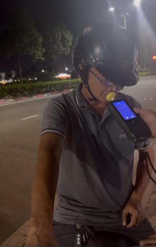 CSGT Đồng Nai hóa trang, theo dõi gần quán nhậu xử lý vi phạm nồng độ cồn- Ảnh 7. CSGT Đồng Nai hóa trang, theo dõi gần quán nhậu xử lý vi phạm nồng độ cồn- Ảnh 7.