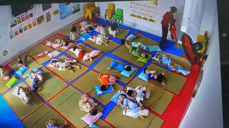 Xác minh vụ bé gái 2 tuổi bị bảo mẫu kéo lê trong lớp học mầm non - Ảnh 1. Xác minh vụ bé gái 2 tuổi bị bảo mẫu kéo lê trong lớp học mầm non - Ảnh 1.