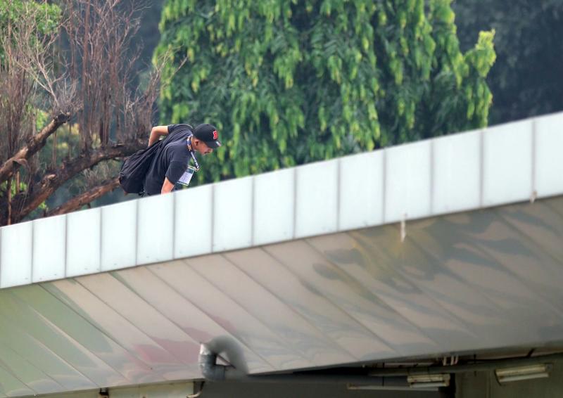 Nóng: U.23 Việt Nam bị ‘đột nhập’ buổi tập kín, ông Kim mời ra ngoài người lạ trên nóc nhà- Ảnh 3. Nóng: U.23 Việt Nam bị ‘đột nhập’ buổi tập kín, ông Kim mời ra ngoài người lạ trên nóc nhà- Ảnh 3.