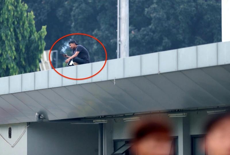 Nóng: U.23 Việt Nam bị ‘đột nhập’ buổi tập kín, ông Kim mời ra ngoài người lạ trên nóc nhà- Ảnh 1. Nóng: U.23 Việt Nam bị ‘đột nhập’ buổi tập kín, ông Kim mời ra ngoài người lạ trên nóc nhà- Ảnh 1.