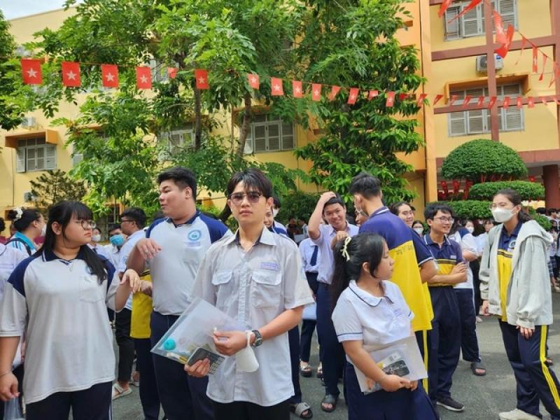 Hồi hộp dõi theo chấm thi văn tốt nghiệp THPT: Đề hay, nhưng dễ điểm cao không? - Ảnh 1.