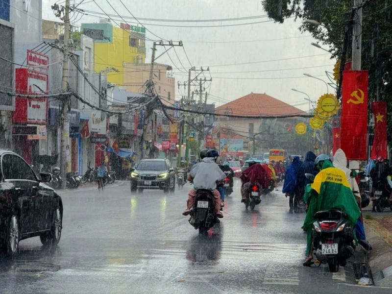 Thời tiết TP.HCM tháng 7: Dự báo trên 20 ngày trong tháng có mưa, vì sao? - Ảnh 2.