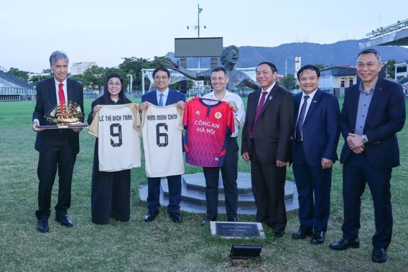 Thủ tướng Phạm Minh Chính thăm CLB bóng đá hàng đầu Brazil, tặng áo đấu CLB CAHN- Ảnh 2. Thủ tướng Phạm Minh Chính thăm CLB bóng đá hàng đầu Brazil, tặng áo đấu CLB CAHN- Ảnh 2.