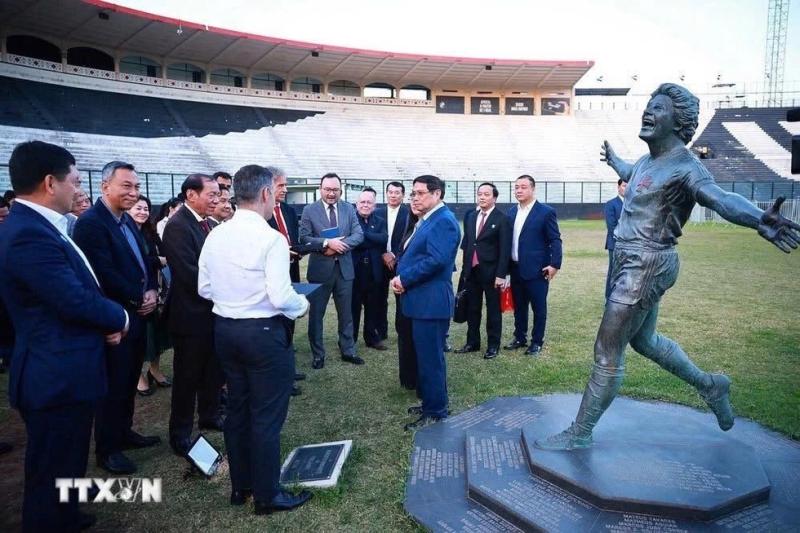 Thủ tướng Phạm Minh Chính thăm CLB bóng đá hàng đầu Brazil, tặng áo đấu CLB CAHN- Ảnh 1. Thủ tướng Phạm Minh Chính thăm CLB bóng đá hàng đầu Brazil, tặng áo đấu CLB CAHN- Ảnh 1.