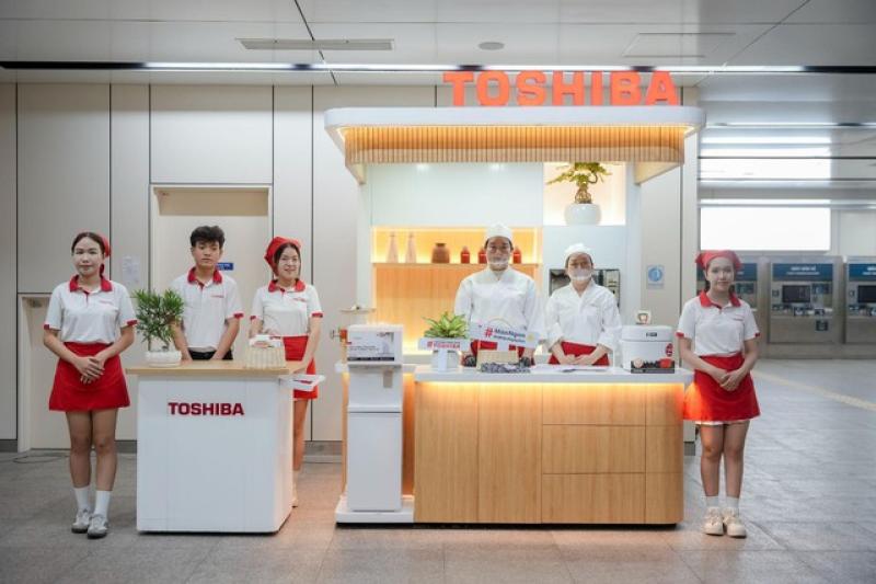 Trạm nạp năng lượng Toshiba 'gây sốt' tại Metro Nhà hát Thành phố - Ảnh 1.