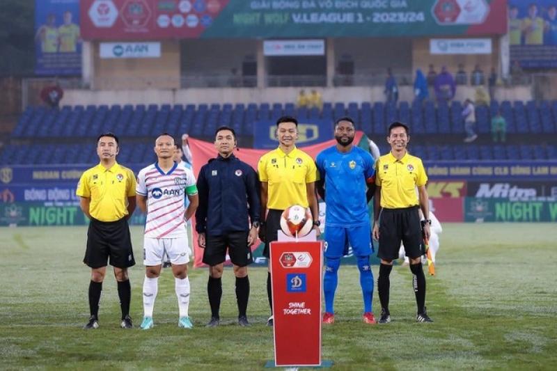 V-League tăng suất xuống hạng và... xe VAR: Không còn chuyện các đội 'tình thương mến thương'?- Ảnh 3. V-League tăng suất xuống hạng và... xe VAR: Không còn chuyện các đội 'tình thương mến thương'?- Ảnh 3.
