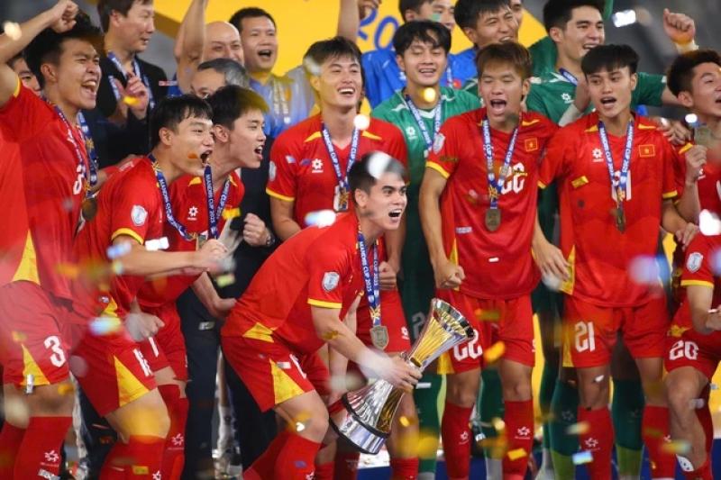 Bộ trưởng Nguyễn Văn Hùng gặp mặt, khen thưởng U.23 Việt Nam sau chiến tích lịch sử- Ảnh 2. Bộ trưởng Nguyễn Văn Hùng gặp mặt, khen thưởng U.23 Việt Nam sau chiến tích lịch sử- Ảnh 2.