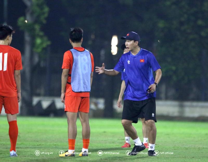 U.23 Việt Nam nếm ‘đặc sản’ kẹt xe Jarkata, HLV Kim Sang-sik làm gì vào ngày 15.7?- Ảnh 1. U.23 Việt Nam nếm ‘đặc sản’ kẹt xe Jarkata, HLV Kim Sang-sik làm gì vào ngày 15.7?- Ảnh 1.