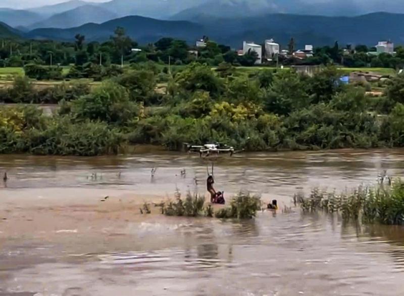 Cảm phục Hành động dũng cảm cứu người bằng drone giữa dòng nước lũ - Ảnh 1. Cảm phục Hành động dũng cảm cứu người bằng drone giữa dòng nước lũ - Ảnh 1.