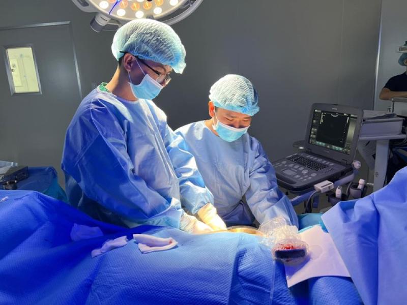 Sốt cao liên tục 8 ngày, nhập viện phát hiện hai ổ áp xe lớn trong gan - Ảnh 2.