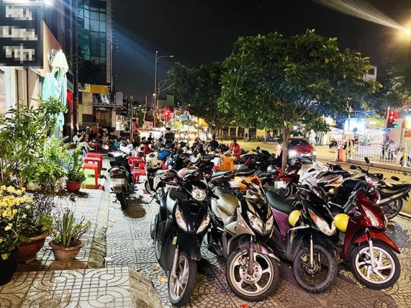 Vỉa hè, lòng đường vẫn bị lấn chiếm- Ảnh 1. Vỉa hè, lòng đường vẫn bị lấn chiếm- Ảnh 1.