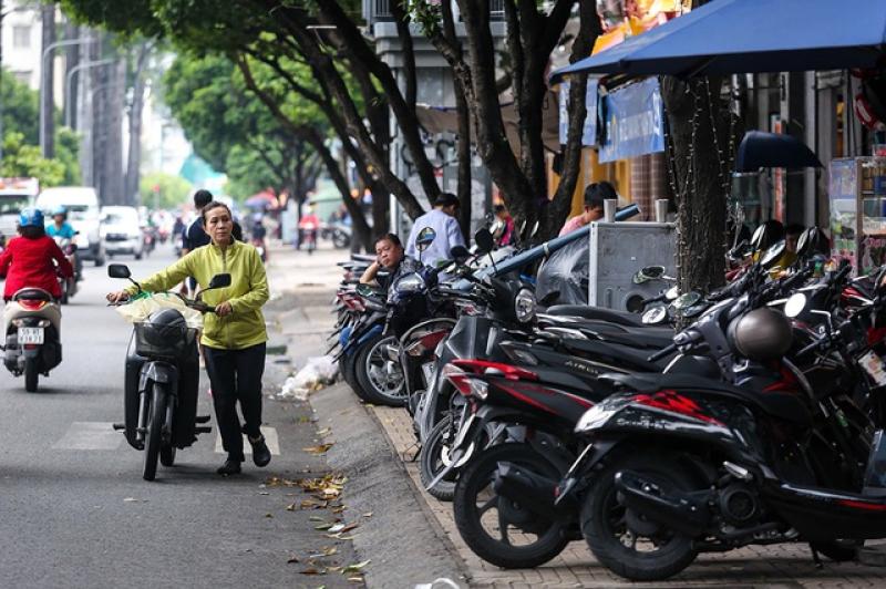 Vỉa hè, lòng đường vẫn bị lấn chiếm- Ảnh 2. Vỉa hè, lòng đường vẫn bị lấn chiếm- Ảnh 2.