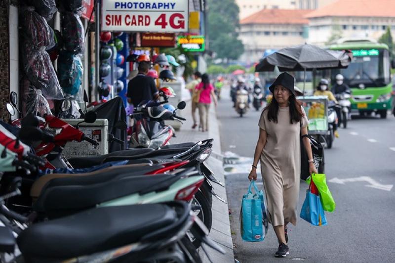 Vỉa hè, lòng đường vẫn bị lấn chiếm- Ảnh 3. Vỉa hè, lòng đường vẫn bị lấn chiếm- Ảnh 3.