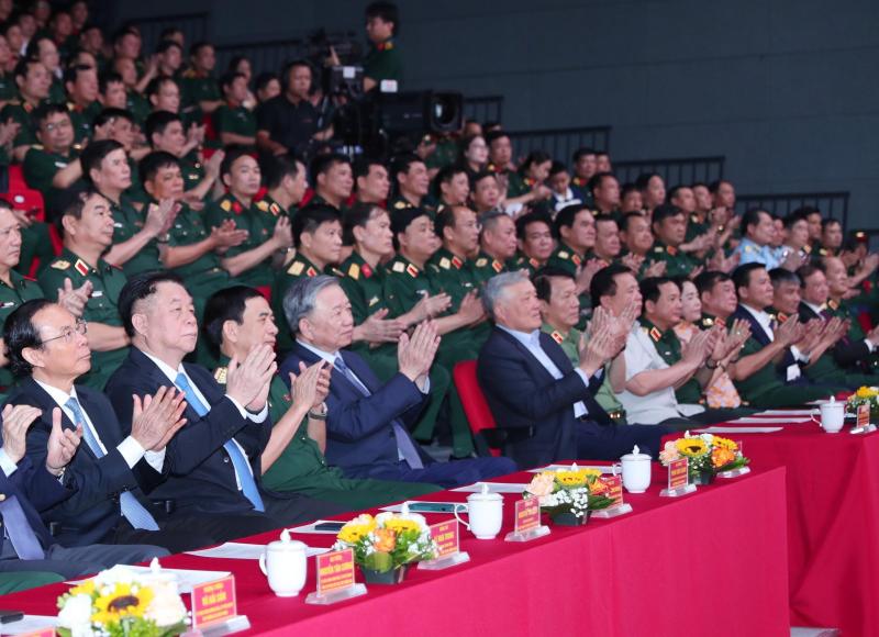 Tổng Bí thư Tô Lâm dự giao lưu nghệ thuật 'Khắc ghi lời Bác-vang nhịp quân hành' - Ảnh 1.