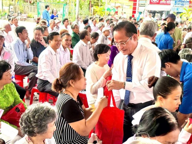 Một xã ở TP.HCM tặng quà cho người có công gần 643 triệu đồng- Ảnh 1. Một xã ở TP.HCM tặng quà cho người có công gần 643 triệu đồng- Ảnh 1.