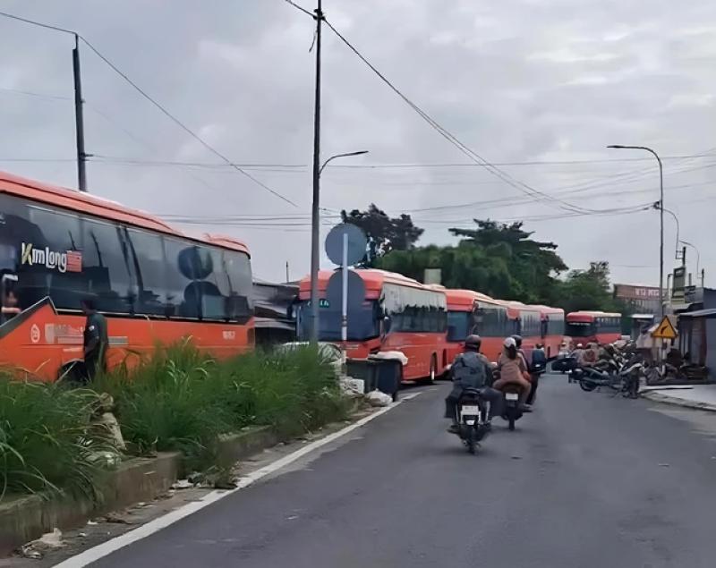 Đảm bảo an toàn, Vĩnh Long bố trí xe ô tô đưa đón cán bộ đi làm- Ảnh 1. Đảm bảo an toàn, Vĩnh Long bố trí xe ô tô đưa đón cán bộ đi làm- Ảnh 1.
