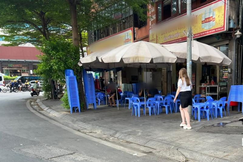 Hàng quán 'xẻ thịt' vỉa hè Hà Nội suốt ngày đêm- Ảnh 4. Hàng quán 'xẻ thịt' vỉa hè Hà Nội suốt ngày đêm- Ảnh 4.