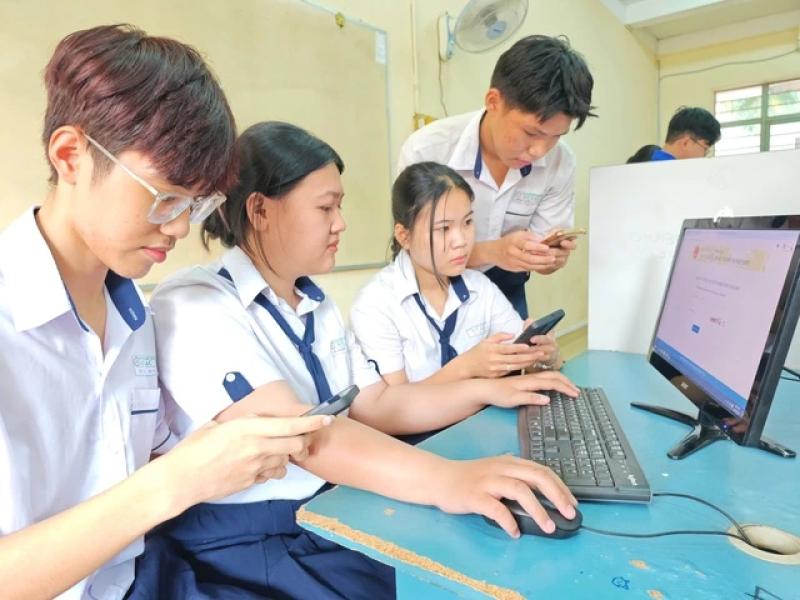 Dự báo điểm chuẩn ĐH nhìn từ phổ điểm thi tốt nghiệp THPT 2025 - Ảnh 1.
