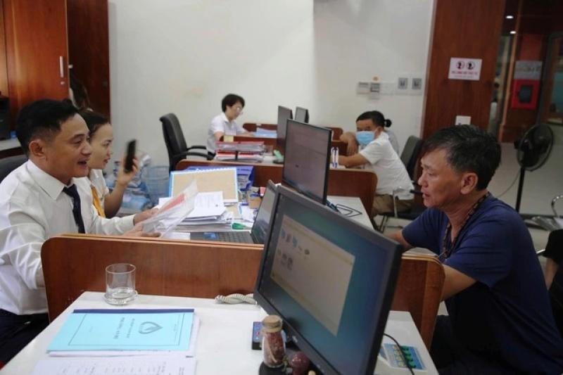 Ngày đầu làm việc ở chính quyền xã mới: 'Xử lý thủ tục chỉ mất 15 phút’ - Ảnh 1.