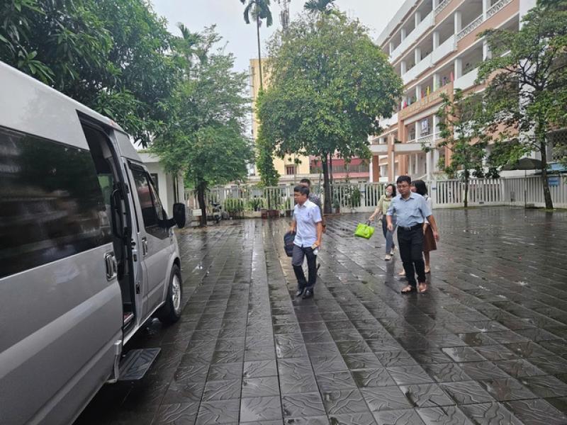 Cán bộ ở Hải Dương (cũ) thuê xe chung đi làm tại TP.Hải Phòng - Ảnh 1.