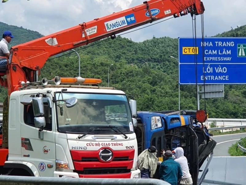 Khánh Hòa: Xe tải chở thanh thép lật trên đường dẫn cao tốc, 2 người tử vong- Ảnh 1.