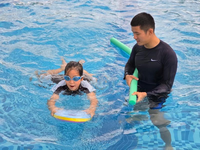 Đoàn viên Công an tỉnh Khánh Hòa mở lớp học bơi miễn phí cho trẻ em- Ảnh 3.