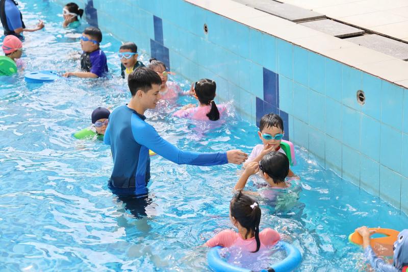 Đoàn viên Công an tỉnh Khánh Hòa mở lớp học bơi miễn phí cho trẻ em- Ảnh 2.