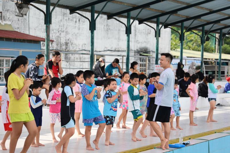 Đoàn viên Công an tỉnh Khánh Hòa mở lớp học bơi miễn phí cho trẻ em- Ảnh 1.