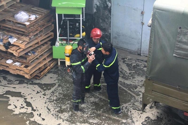 Hình ảnh Công an TP.HCM trong cuộc chiến chữa cháy kho hàng xã Bình Hưng- Ảnh 9.